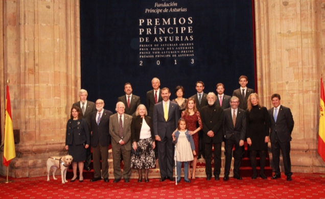 Fotografía de grupo de Sus Altezas Reales los Príncipes de Asturias con los premiados, tras imponerles la insignia de la Fundación